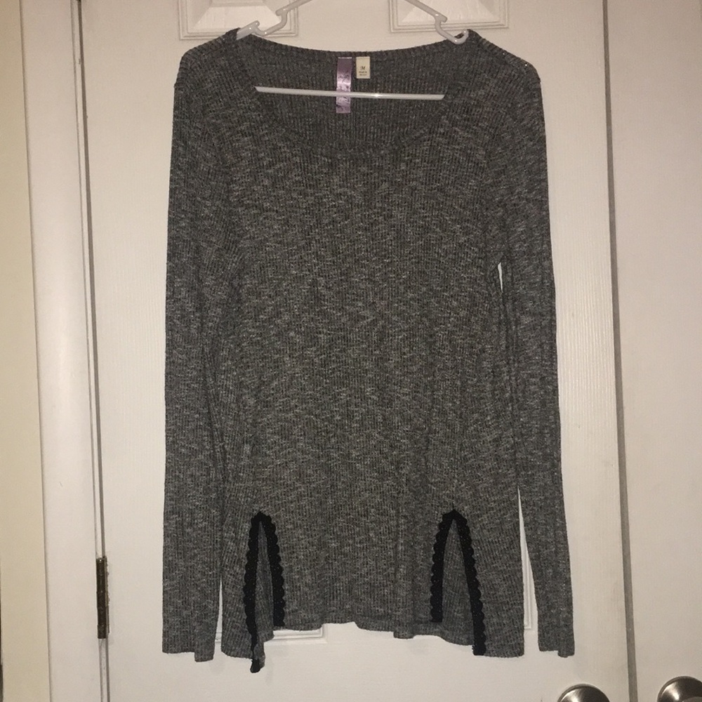 Ribbed  shirt with lace detail